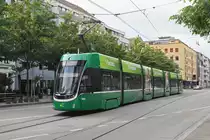 Be 6/8 Flexity 5032, auf der Linie 14, fährt bei der Haltestelle Messeplatz ein. Die Aufnahme stammt vom 22.05.2020.