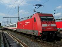 Ein InterCity mit der Br.101 093-3 im Bahnhof Aalen. Der Zug fuhr nach N�rnberg Hbf. Aufgenommen am 17.Juli 2007