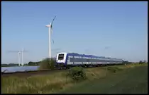 Windräder gehören an der Marschbahn zum üblichen Beiwerk. Auch die NOB ist mit ihren Wendezügen ständig als Nutzer der Strecke präsent. Hier wird ein solcher Wendezug am 29.5.2020 um 9.28 Uhr nahe dem BÜ Gotteskoog in Richtung Niebüll geschoben. Meiner Beobachtung nach werden die Züge aus Westerland grundsätzlich geschoben und in Gegenrichtung mit Lok voran gefahren!