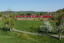 Von Stuttgart kommend fährt am 22.04.2020 RE 4225 an Winterstettenstadt vorbei nach Aulendorf.