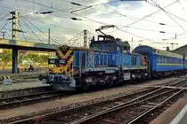 Am Abend von 12 Mai 2018 rangiert 460 032 mit ein UZ-Schlaffwagen in Budapest-Nyugati.