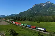 Dreimal in der Woche läßt sich ein LTE-Containerzug im Inntal beobachten. Am 07. Mai 2020 beförderte der ELL-Vectron 193 280 den DGS 41973 von Maasvlakte West nach Wolfurt. Allerdings nur bis Kufstein. Dort wird auf ein 1116er Tandem der ÖBB umgespannt, das den Zug dann über den Arlberg zu seinem Ziel bringt. 