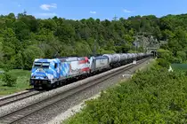 Die 185 350 von RheinCargo hatte am 17. Mai 2020 die 187 077 und den DGS 69064 von Ingolstadt nach Fulda am Haken, als ich sie kurz nach Verlassen des Esslinger Tunnels im Altmühltal fotografieren konnte. Die von der Deutschen Bahn übernommene Traxx Maschine hat Anfang des Jahres eine gefällige Gestaltung erhalten, mit der darauf hingewisen wird, dass das im Rheinland ansässige Unternehmen auch Leistungen in Bayern und im benachbarten Österreich erbringt. Zumindest die Grenzbahnhöfe Salzburg Gnigl und Kufstein werden regelmäßig mit Kesselwagenzügen angefahren.