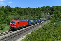 Mit dem ausschließlich mit Aufliegern der österreichischen Spedition Walter beladenen KT 42146 von Verona Q. E. nach Rostock Seehafen war der DB Cargo Vectron 193 336 am 17. Mai 2020 bei Esslingen im Altmühltal zu beobachten. 
