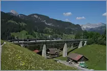 Während man bei den Zügen aus Richtung Zweisimmen erst sieht was da kommt, wenn sie bereits auf dem Grubenbach Viadukt bei Gstaad sind, erspäht man die Züge aus der Gegenrichtung schon gut drei bis vier Minuten vorher, kurz nach der Abfahrt in Saanen. Dies war bei der hier zu sehenden Aufnahme von Vorteil, denn die MOB Ge 4/4 mit ihrem PE 2118 als Komposition ohne Steuerwagen hätte einen schlechten Nachschuss abgegeben, so konnte ich kurzfristig die Fotostelle wechseln und den Zug von der Seite her fotografieren. 

2. Juni 2020