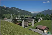 Der von Sarah Morris gestaltete MOB Lenkerpendel  Monarch  ABt 341 - Be 4/4 5001 - Bt 241 als Regionalzug 2531 Lenk - Rougemont auf dem 109 Meter langen Grubenbachviadukt kurz vor der Ankunft in Gstaad. 

2. Juni 2020