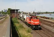 0272 015 / DE76 RHC mit zwei Staubsilowagen in Godorf Hafen am 02.06.2020