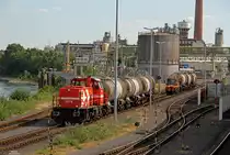 0272 015 / DE76 RHC rangiert entladene Wagen des Wasserglas Zuges, man beachte noch den Zweiwege Unimog, Godorf Hafen am 02.06.2020