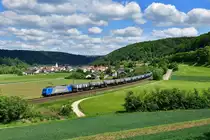 185 535 mit einem Kesselzug am 27.05.2020 bei Breitenfurt.