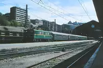 Der Bahnhof Madrid Principe Pio hat es mir schon bei meiner ersten Reise im Jahr 1981 angetan. Hier steht an einem Vormittag die E-Lok 269 071 vor einer homogenen Garnitur aus UIC-X Wagen der Serie 8000 am Bahnsteig. Auch wenn es anders aussieht, der Zug wird noch viele Stunden im Bahnhof verbringen. Ganz rechts ist eine Diesellok des Typs 353 für Talgo-Züge zu erkennen. Oktober 1981.
Canon AE1, Canoscan, GIMP.