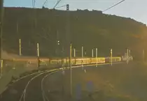 Ein Blick aus dem fahrenden Zug: Die Diesellok 333 057 ist kurz nach Sonnenaufgang mit dem  Rias Altas Expreso  aus La Coruna unterwegs durch die Sierra de Guadarrama, im Anstieg zwischen Avila und Herradon La Canada. Hier kann der 16-645 E3  Prime Mover  von GM-EMD zeigen, was in ihm steckt und für einen beeindruckenden Sound sorgen. Die Technik darf als erprobt und zuverlässig gelten - in den USA wurde der 16-645er Dieselmotor in mehreren tausend Lokomotiven des Typs SD40 eingebaut.
Oktober 1981.
Canon AE1, Canoscan, GIMP