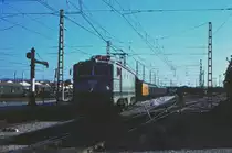 In den 80er Jahren konnten in Spanien noch die Loks der Reihe 276/286 beobachtet werden. Sie wurden unter Lizenz von Alstom gebaut und hießen deswegen  Francesas . Hier kommt Lok 286 022 mit einem nächtlichen Personenzug aus Madrid im morgendlichen Cordoba an. Der Zug hat an allen Unterwegsbahnhöfen gehalten und Post sowie Expressgut transportiert. Die drei Reisezugwagen am Schluß des Zuges gehören zu der Reihe 5000/6000 aus den 1950er Jahren. Oktober 1981.
Canon AE1, Canoscan, GIMP
