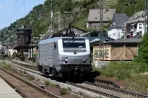 Akiem 37038 am 28.05.2020 bei der Durchfahrt in Kaub.