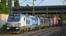 boxXpress.de GmbH, Hamburg [D] mit der Doppeltraktion  193 883  [NVR-Nummer: 91 80 6193 883-6 D-BOXX] + MRCE Vectron   X4 E - 850  [NVR-Nummer: 91 80 6193 850-5 D-DISPO] und Containerzug am 03.06.20 Bf. Hamburg-Harburg beim Verlassen des Hamburger Hafens.