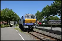 Mak DE 2700-02 verläßt hier am 29.05.2020 den Bahnhof Niebüll NEG, um wenig später im nebenan liegenden Bahnhof Niebüll einen Autozug nach Sylt zu bespannen.