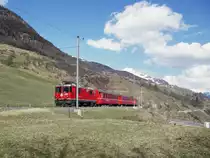 Ein Regionalzug der Rhätischen Bahn mit Lok 629 auf freier Strecke in idyllischer Landschaft. Aufgenommen am 08.04.2007.