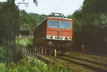 17. August 1986, Im Plauenschen Grund bei Dresden. In dieser Gegend kreuzt heute die Autobahn nach Prag das romantische Tal. Die DR-Lok 250 230 befördert einen Güterzug über die steigungsreiche Strecke in Richtung Karl-Marx-Stadt (Chemnitz).