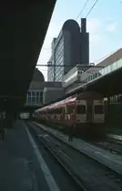 Mein erstes Foto eines spanischen Zuges zeigt den elektrischen Triebwagen E444 012 im Bahnhof Madrid Chamartin. Der Zug entspricht weitgehend der damals verbreiteten Reihe 440. Wollte man mit ihm reisen, so war ein  Suplemento Electrotren  zu bezahlen, also ein Zuschlag für einen Elektrozug......
Der Bahnhof Madrid Chamartin beeindruckte mich vom ersten Moment an durch seine großzügige und entschieden moderne Architektur. Oktober 1981.
Canon AE1, Canoscan, GIMP.