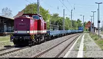 204 354-5 (112 354-6 | 110 354-8 | DR V 100.1 | NVR-Nummer: 98 80 3202 354-7 D-PRESS) der Muldental-Eisenbahnverkehrsgesellschaft mbH (MTEG) mit Schublok 346 024-9 (105 970-8 | DR V 60 D | NVR-Nummer: 98 80 3345 970-8 D-PRESS) und leeren Flachwagen der Gattung  Res  durchfährt den Bahnhof Angersdorf auf der Bahnstrecke Halle–Hann. Münden (KBS 590) Richtung Teutschenthal.
Eingesetzt werden beide Loks bei der Eisenbahn-Bau- und Betriebsgesellschaft Pressnitztalbahn mbH (PRESS).
Da der Zug bereits während meiner Ankunft am Fotostandort vorbeikam, hatte ich leider keine Zeit mehr für die richtige Position.
[1.6.2020 | 12:25 Uhr]