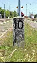 Blick auf einen alten Kilometerstein auf Bahnsteig 2/3 des Bahnhofs Angersdorf.
Er signalisiert den Kilometer 10,0 auf der Bahnstrecke Halle–Hann. Münden (KBS 590).
[1.6.2020 | 12:59 Uhr]