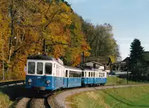 Regionalverkehr Bern-Solothurn/RBS/VBW.
Auf der ehemaligen VBW-Strecke Worb-Dorf - Bern Kirchenfeld wurden sämtliche Regionalzüge bis zur Umstellung im Jahre 1988 auf die neuen Be 4/8 81 bis Be 4/8 89 mit den blauen Triebzügen aus den Jahren 1910 bis 1974 geführt.
Die Aufnahmen erinnern an das WORB-BÄHNLI der 80er-Jahre.
Dreiwagenzug bei Gümligen-Bahnhof auf der Fahrt nach Bern.
Foto: Walter Ruetsch  