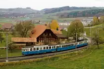 Regionalverkehr Bern-Solothurn/RBS/VBW.
Auf der ehemaligen VBW-Strecke Worb-Dorf - Bern Kirchenfeld wurden sämtliche Regionalzüge bis zur Umstellung im Jahre 1988 auf die neuen Be 4/8 81 bis Be 4/8 89 mit den blauen Triebzügen aus den Jahren 1910 bis 1974 geführt.
Die Aufnahmen erinnern an das WORB-BÄHNLI der 80er-Jahre.
Dreiwagenzug bei Worb auf der Fahrt nach Bern.
Foto: Walter Ruetsch  