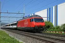 Re 460 046-6 fährt Richtung Bahnhof Itingen. Die Aufnahme stammt vom 19.05.2020.
