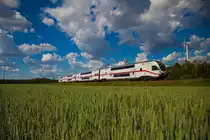 Ein IC fährt über die Kramer Kurve nach Berlin, ein Bild was hoffentlich in spätestens 8 Jahren sehr selten wird, denn bis dahin soll die Dresdener Bahn (Blankenfelde - Berlin Südkreuz) ausgebaut werden, das heißt man brauch dann nur noch 1h 20min von Dresden nach Berlin etwas was mir sehr zu gute kommt.😁


Ort: Kleinbeeren
Datum: 02.06.2020
Zeit: 17:31

Zugnummer: IC 2174
Richtung: Warnemünde
Linie: IC 17
Betreiber: DB Fernverkehr

Bearbeitung: Ja