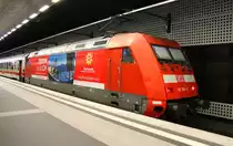101 100-6 schob am 09.08.14 den IC 2356 von Ostseebad Binz nach Frankfurt (Main) Flughafen Fernbahnhof und hat gerade Berlin Hbf tief erreicht. 