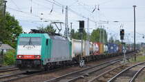 RTB CARGO GmbH, Düren [D] mit  E 186 207  [NVR-Nummer: 91 88 7186 207-7 B-ATLU] und Containerzug Richtung Frankfurt/Oder am 10.06.20 Berlin Hirschgarten. 