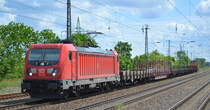 DB Cargo AG [D] mit  187 129  [NVR-Nummer: 91 80 6187 129-2 D-DB] und Güterzug und hinten dran eine 298ér am 28.05.20 Bf. Saarmund.