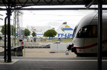 Mit dem Zug direkt zum Schiff: der neue Bahnhof Warnemünde macht's möglich. Im Bild: MS Peter Pan und IC 2270 (4110 116), angekommen aus Dresden; Warnemünde, 10.6.20.