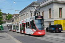 Be 6/10 Tango 187 mit der Werbung für den Wohnpark Binzen, auf der Linie 11, fährt den Steinenberg hoch zur Haltestelle Bankverein. Die Aufnahme stammt vom 28.05.2020.