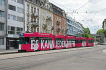 Doppeltraktion, mit dem Be 4/8 215 und dem Be 4/6 258 mit der Werbung zur Vorbeugung von Brustkrebs, auf der Linie 17, fährt zur Haltestelle Heuwaage. Die Aufnahme stammt vom 08.06.2020.