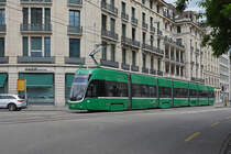 Be 6/8 Flexity 5002, auf der Linie 1, fährt zur Haltestelle Markthalle. Die Aufnahme stammt vom 08.06.2020.