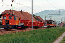 AARE SEELAND mobil/ASm/OJB/SNB.
EINST UND JETZT.
Das Erscheinungsbild des Schotterzuges.
Tm 141 mit den Schotterwagen Fad 196 und 396 auf der damaligen Kreuzungsstation Holzhäusern im Mai 1987.
Im Hintergrund erkennbar ist der Be 4/4 302.
Foto: Walter Ruetsch