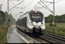 Regionalbahn im Starkregen:
9442 109 (Bombardier Talent 2) der Abellio Rail Mitteldeutschland GmbH als RB 74784 (RB75) von Halle(Saale)Hbf nach Sangerhausen erreicht während eines heftigen Gewitterschauers den Hp Zscherben auf der Bahnstrecke Halle–Hann. Münden (KBS 590).
Mir blieb nur die Flucht ins Wartehäuschen, aus dem das Foto entstand.
[3.6.2020 | 16:51 Uhr]