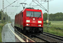 185 211-0 DB als Tfzf kommt während eines kräftigen Gewitterschauers vor dem Halt zeigenden Signal des Hp Zscherben auf der Bahnstrecke Halle–Hann. Münden (KBS 590) für ein paar Minuten zum Stehen, bevor die Fahrt Richtung Teutschenthal weitergehen kann.
[3.6.2020 | 16:56 Uhr]