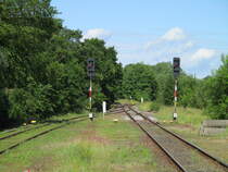 Die Ausfahrsignale 202 und 204 in Blankenberg sind nur noch für das Verbindungsgleis zur Hauptstrecke gültig.Aufgenommen,am 07.Juni 2020,vom Bahnsteigende aus.