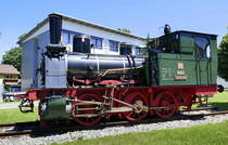 BR 89  Badenia , ehemalige preußische T3, Baujahr 1900, steht als Denkmal vor der SEWG-Zentrale in Lahr, Juni 2020