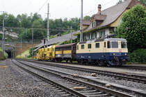 Die Re 4/4 II 11387 aus dem Jahre 1984 von IRSI mit Rheingold-Anstrich.
Die frisch revidierte Re 421 387-2 mit zwei SERSA-Wagen auf der Fahrt von Basel nach Bulle.
Meine erste Aufnahme dieser fotogenen Lokomotive ist am 14. Juni 2020 bei strömenden Regen anlässlich der Bahnhofsdurchfahrt Aarburg-Oftrigen entstanden.
Dieser  Farbtupfer  verfügt auch über die Zulassung für Fahrten in Deutschland und Österreich. 
Foto: Walter Ruetsch