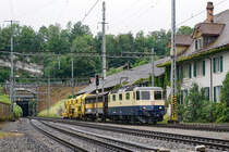 Die Re 4/4 II 11387 aus dem Jahre 1984 von IRSI mit Rheingold-Anstrich.
Die frisch revidierte Re 421 387-2 mit zwei SERSA-Wagen auf der Fahrt von Basel nach Bulle.
Meine erste Aufnahme dieser fotogenen Lokomotive ist am 14. Juni 2020 bei strömenden Regen anlässlich der Bahnhofsdurchfahrt Aarburg-Oftrigen entstanden.
Dieser  Farbtupfer  verfügt auch über die Zulassung für Fahrten in Deutschland und Österreich. 
Foto: Walter Ruetsch