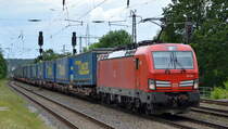 DB Cargo AG [D] mit  193 340  [NVR-Nummer: 91 80 6193 340-7 D-DB] und Taschenwagenzug Richtung Rostock am 09.06.20 Bf. Saarmund.