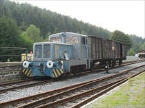 Kleindiesellok LKM Babelsberg Typ V10 B mit historischen zweiachsigen Güterwagen abgestellt in Bärenstein (Osterzgebirge); 30.07.2006
