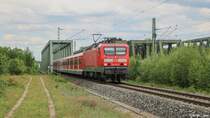 Die Elektrolok der Baureihe 143 passiert hier die Brücke bei Nürnberg Eibach.

Nürnberg, 30.05.2020
