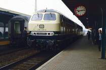 218 139 rangiert den Kurswagen Winterberg - Dortmund im März 1983 im Bf. Schwerte.