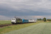 111 082 der RailAdventure GmbH war am 13. Juni 2020 mit dem DbZ 9351 (192 025, 193 970 und 193 819) von Gemünden am Main nach Mönchengladbach Hauptbahnhof unterwegs, hier zwischen Grevenbroich und Jüchen bei Gubberath.