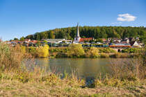 242 504 mit einem VW-Autotransportzug bei Wernfeld Richtung Würzburg, 18.09.2019
