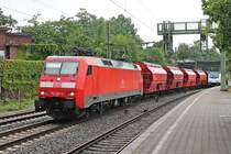 Durchfahrt am Nachmittag des 06.07.2019 bei Regen von 152 001-4 mit einem Kalizug aus dem Hamburger Hafen durch den Bahnhof von Hamburg Harburg gen Rangierbahnhof Maschen.