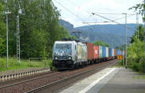 METRANS 386 020 mit Containerwagen Richtung Dresden, am 09.06.2020 in Krippen.